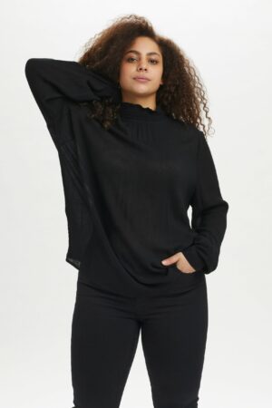 Bluse med h?j hals i crepe-viscose fra Kaffe Curve!